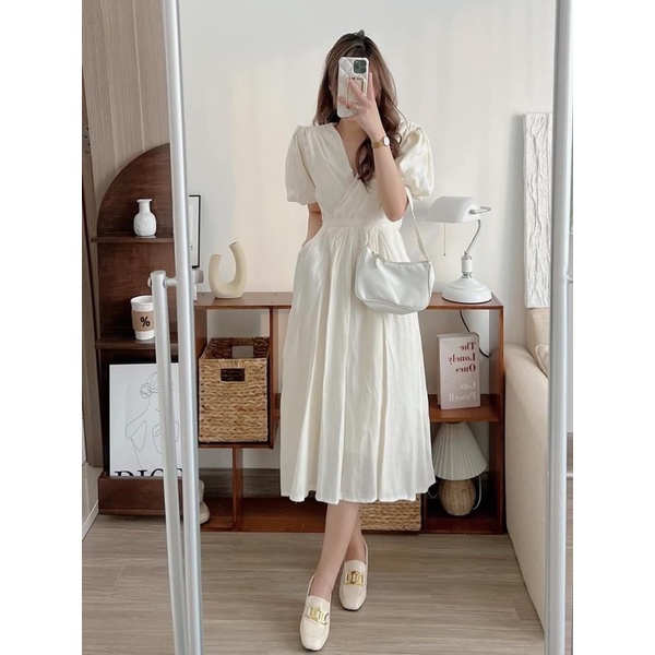 Váy cổ V vải xốp màu be thanh lịch