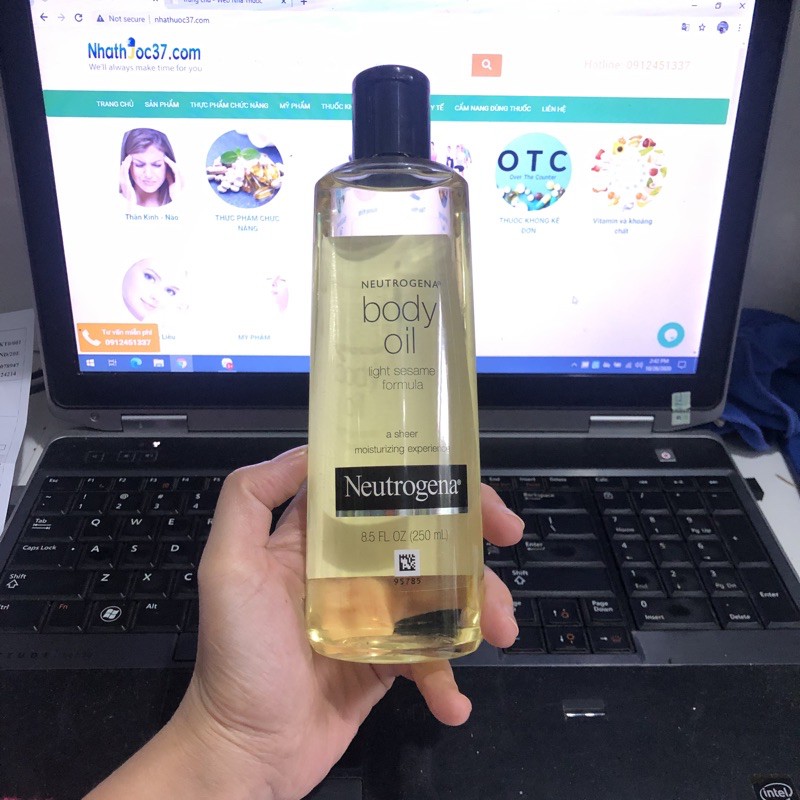 Dầu dưỡng da Neutrogenase Body oil 250ml giúp da mềm mại mịn màng. Dầu dưỡng thể Neutrogena Body Oil Light 250ml