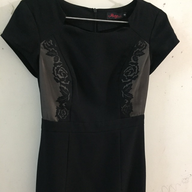 Váy Rosy size S, màu đen, dáng ôm công sở kín đáo, thích hợp cho văn phòng, dạo phố, giá 100K. Hàng hè thu, mới 97/100