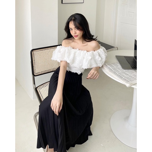 WHITELAZZ | Áo trễ vai bèo thêu hoa nổi - Helen Off-shoulder Top