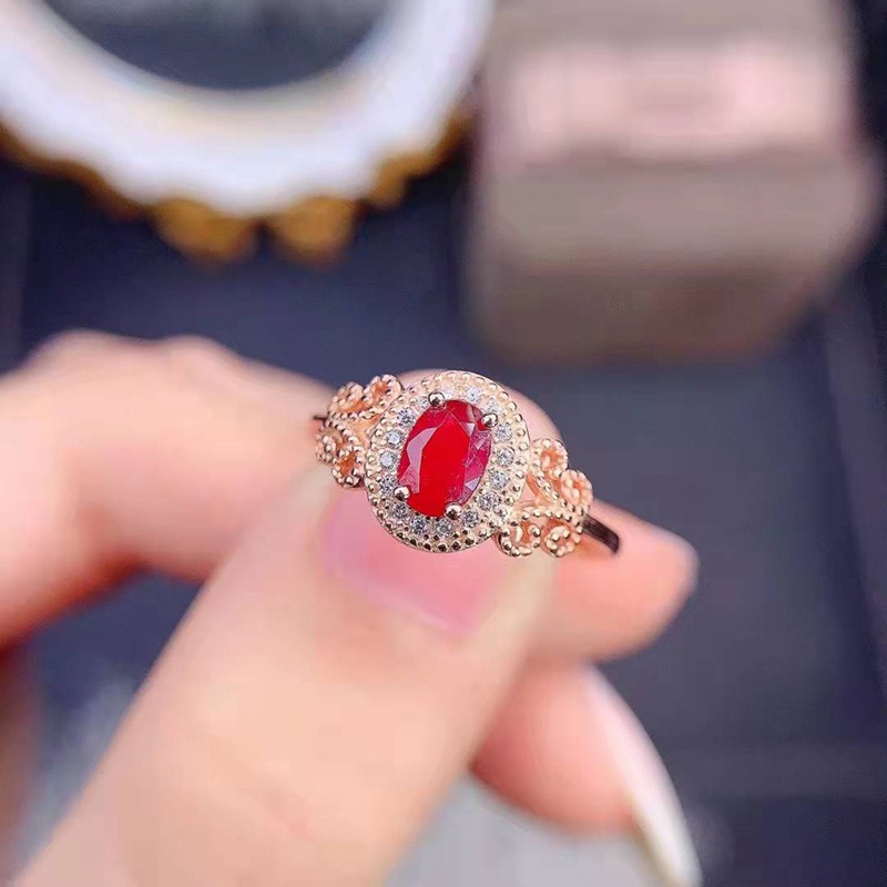 Nhẫn Đính Hôn Đính Đá Zircon Đỏ Hình Oval Sang Trọng