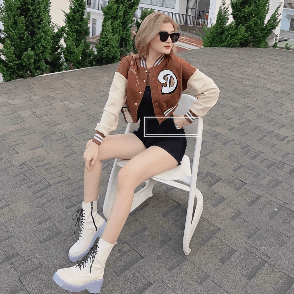 ÁO KHOÁC NHẸ NỮ CÚC BẤM PHONG CÁCH CROPTOP HỌA TIẾT CHỮ D SÀNH ĐIỆU THỜI TRANG