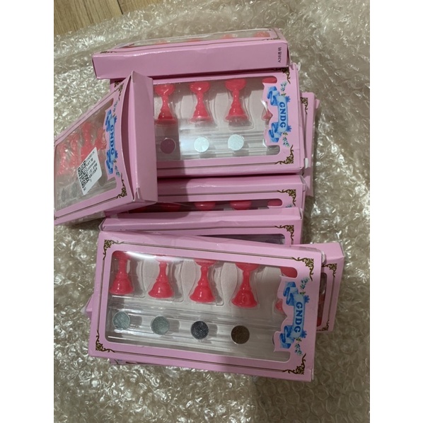 Đế cờ dán móng trưng bày