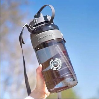 Bình nước nhựa 1 lít thiết kế thân bình có chia vạch tiện dụng (kèm ống hút và dây đeo) tiện lợi khi mang đi xa