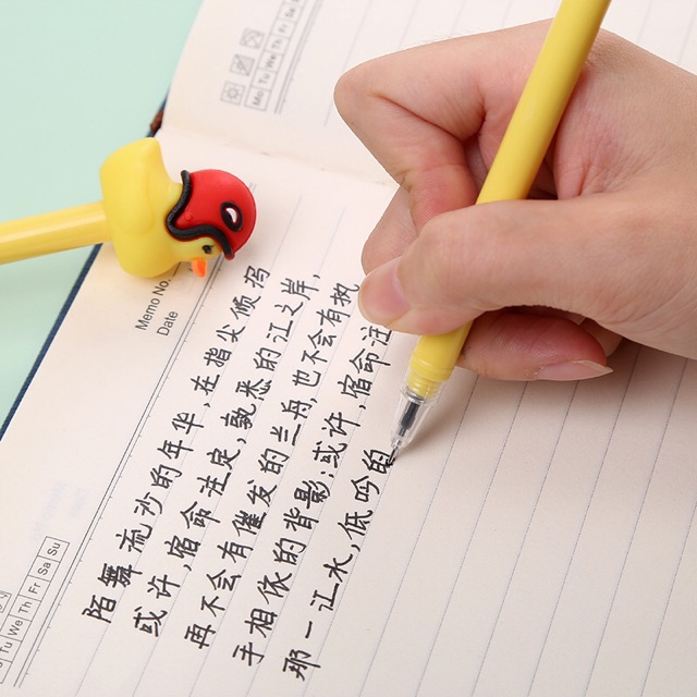Bút bi nước vịt đội mũ