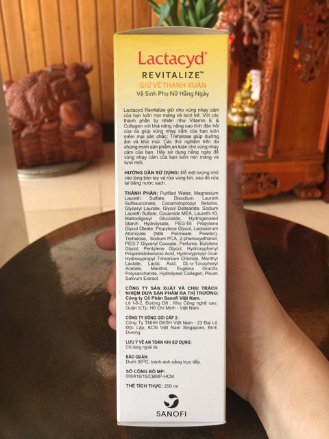 Dung Dịch Vệ Sinh Phụ Nữ Lactacyd Revitalize with Vitamin E & Collagen