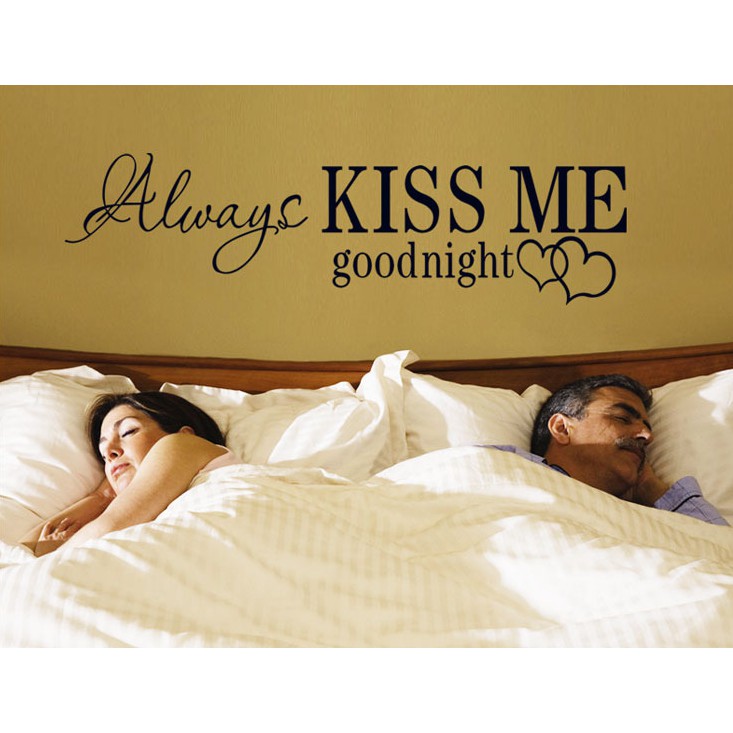 Decal trang trí tường chữ Tiếng Anh KISS ME