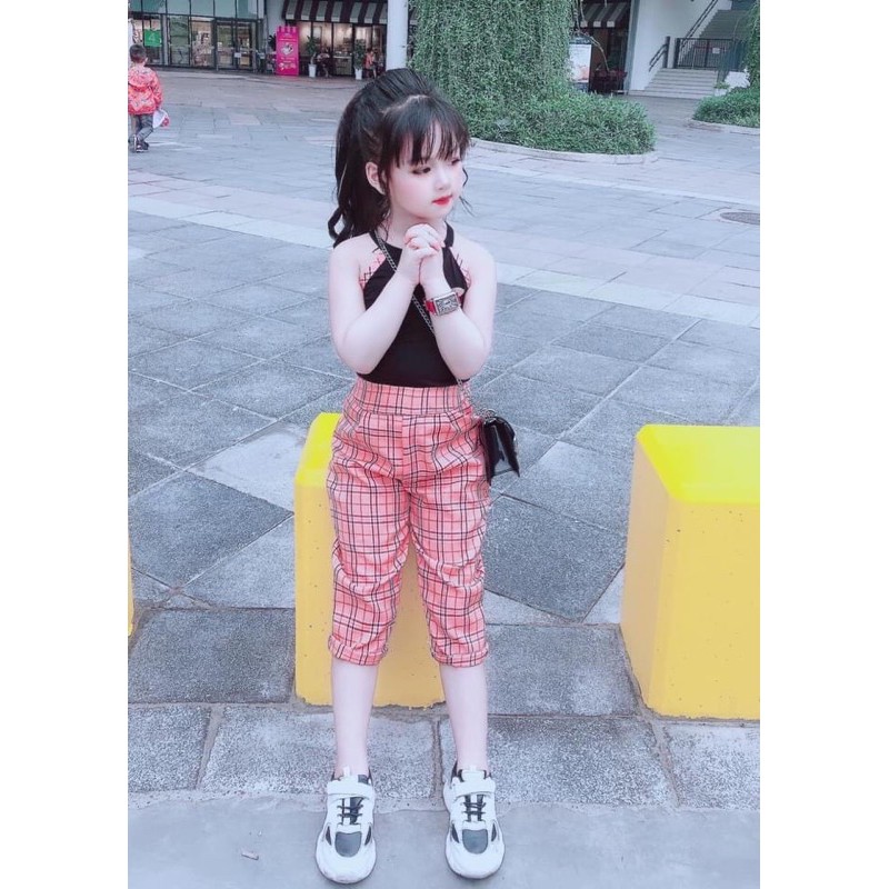 Set cổ yếm quần kẻ lửng bé gái