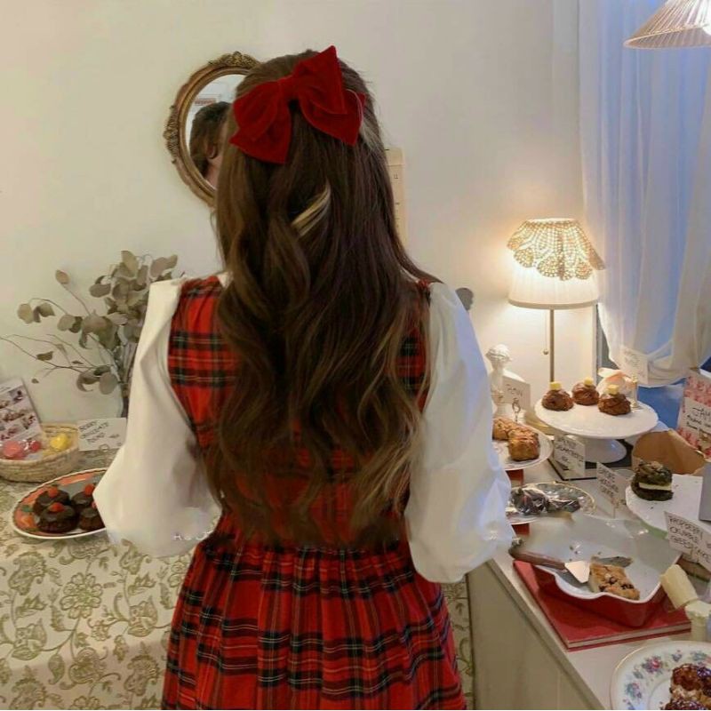 ĐẦM DỰ TIỆC TIỂU THƯ KẺ ĐỎ