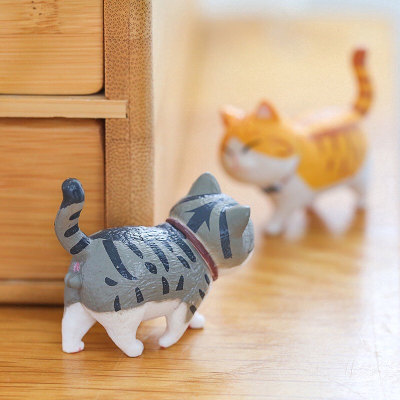 Mô hình mèo bi đi bộ để bàn mini, tiểu cảnh, trang trí bàn học, bàn làm việc, tủ sách