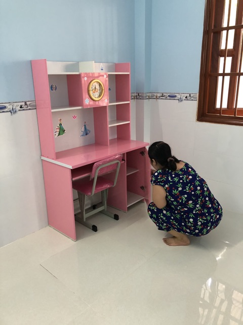 Bàn học sinh nhựa cho bé  - tặng 1 hình dán ngộ nghĩnh | BigBuy360 - bigbuy360.vn