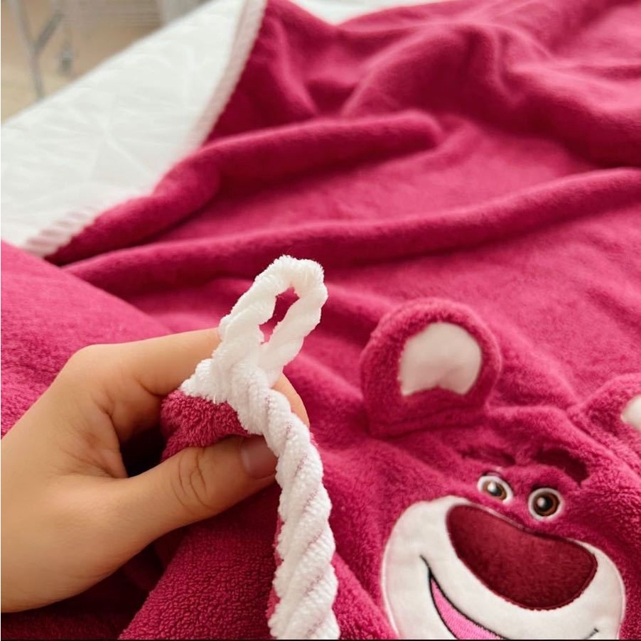 Set khăn gấu Lotso lông cừu mềm mại, thấm hút tốt cho mẹ và bé, chống nấm mốc và vi khuẩn, không rụng lông