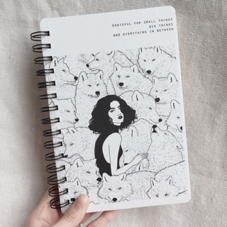 Sổ lò xo bìa cứng DELI kẻ ngang - Cô gái Sói