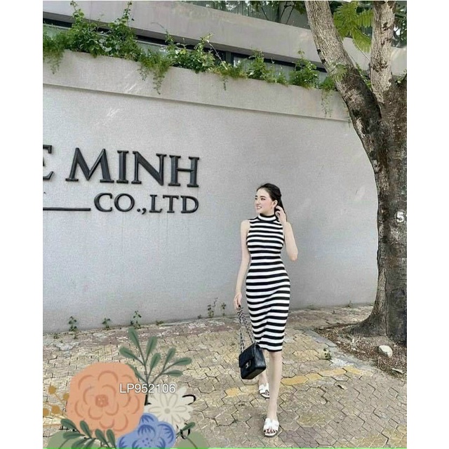 Đầm ôm body cổ lọ kẻ sọc trắng đen