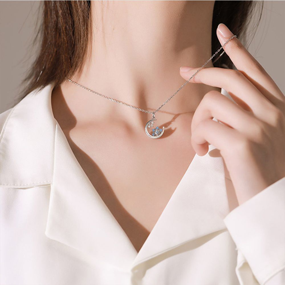 Vòng cổ choker bằng thép titan mặt hình bông tuyết phối mặt trăng tinh tế phong cách Hàn Quốc dùng làm quà giáng sinh