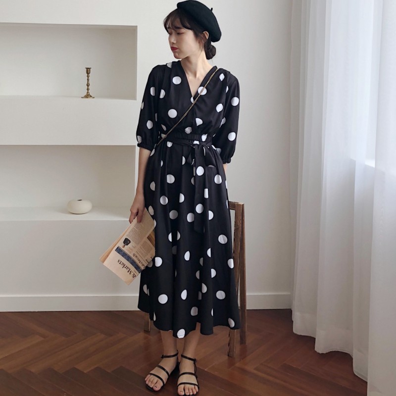 Đầm chấm bi trắng đen cổ V form dài tay lửng thắt nơ eo phối xẻ tà phong cách vintage Hàn Quốc