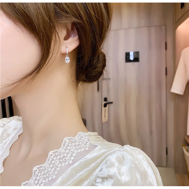 Thời trang bốn móng bông tai S925 cao carbon kim cương hình bầu dục bông tai cho phụ nữ