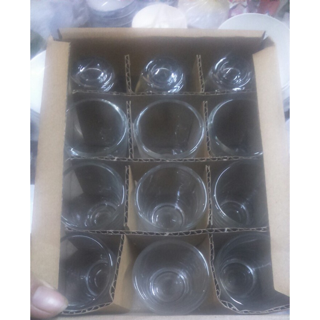 Ly uống rượu bằng thủy tinh