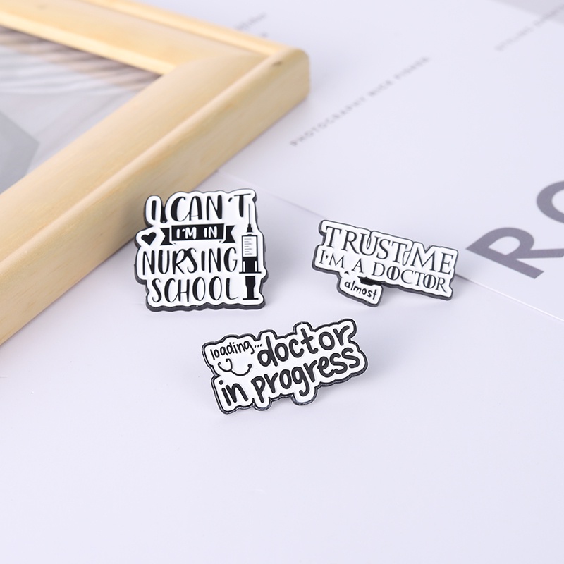 Ghim cài áo QIHE JEWELRY thiết kế chữ cái phong cách bác sĩ y tá hoạt hình đáng yêu