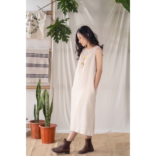 Đầm sát nách Linen Tưng premium thêu tay- Nhà Của Moon