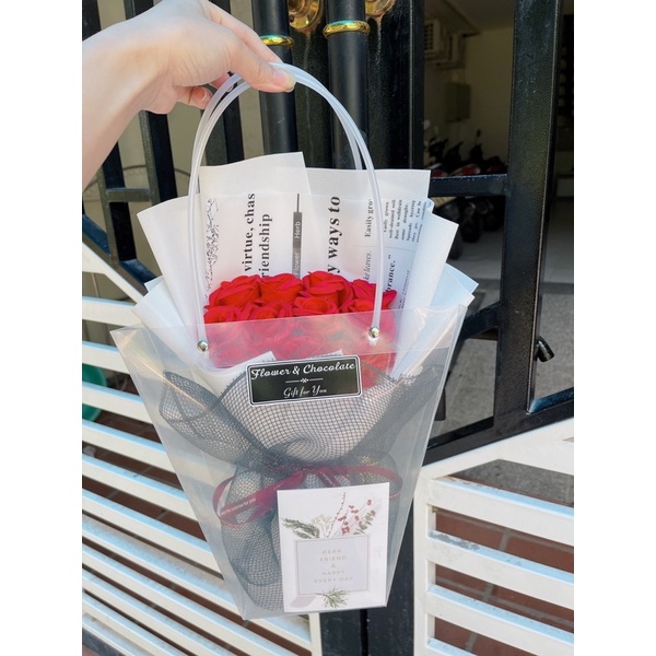 Bó hoa 11 đỏ mix báo chữ giấy trắng kèm túi thiệp