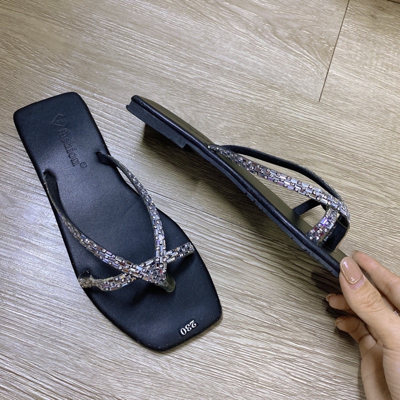 Dép đính đá siêu dễ thương