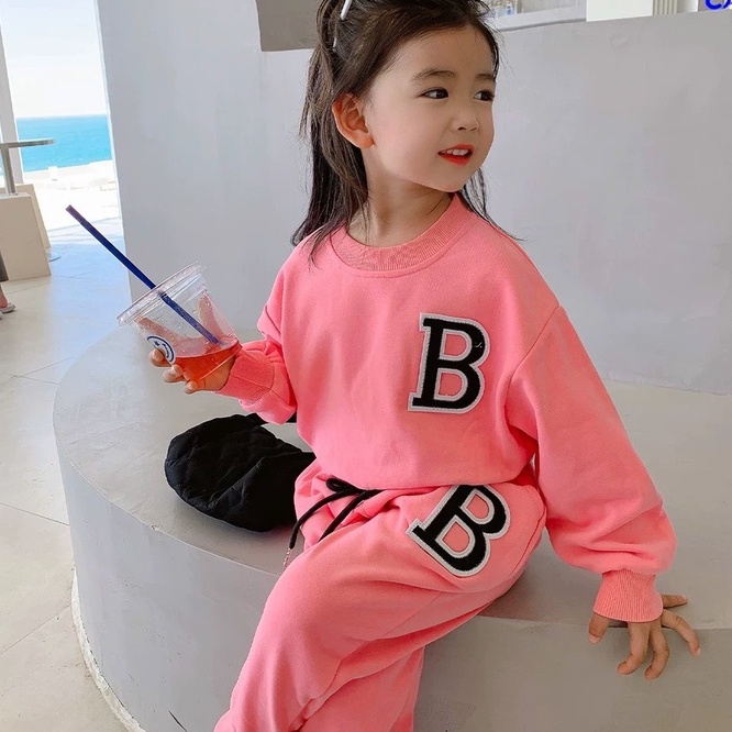 Bộ quần áo bé gái, Set thu đông chữ B chất nỉ da cá gồm áo dài tay và quần jogger cho bé 7-18kg, DUCK383
