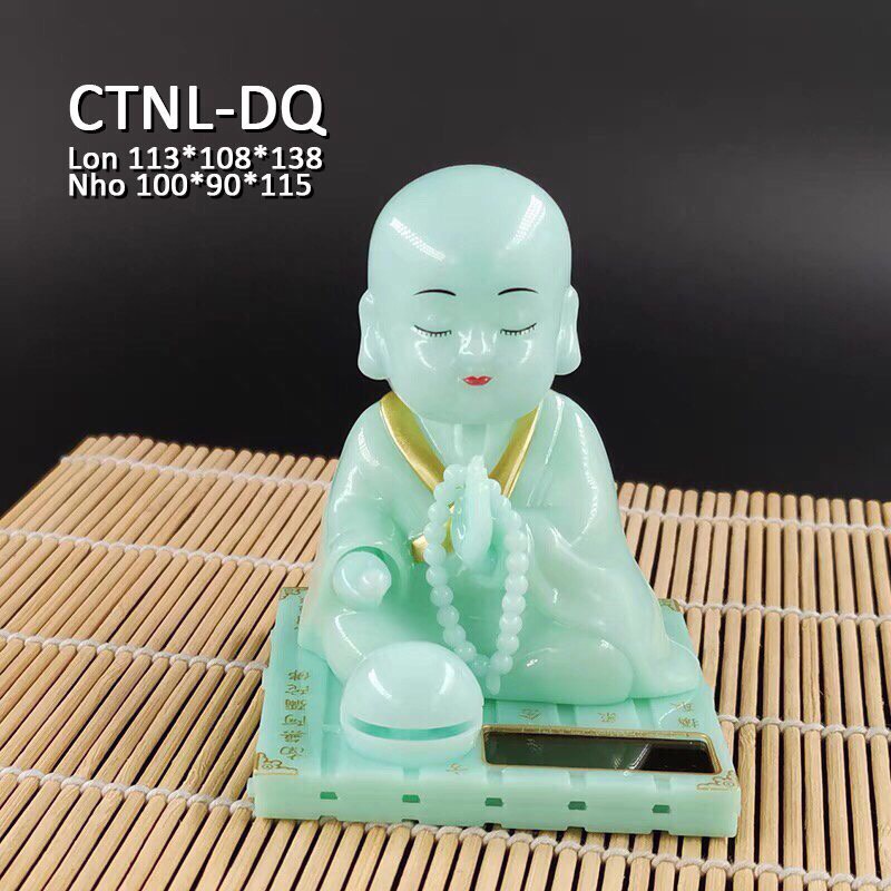 Tượng chú tiểu gõ mõ, gật đầu sử dụng năng lượng mặt trời không cân pin