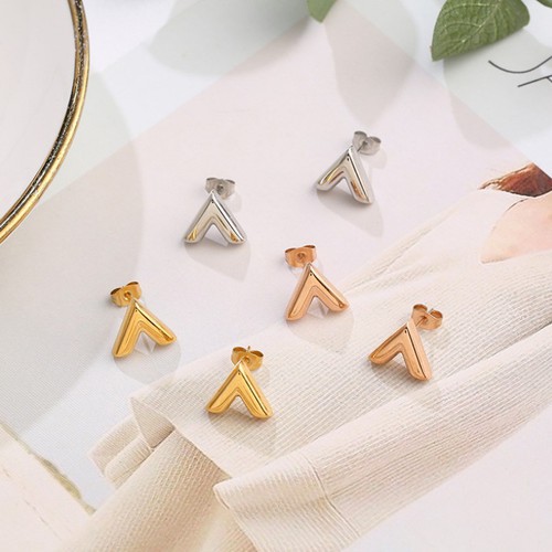 Bông Tai Chữ V Titan Ko Đen TT 3494