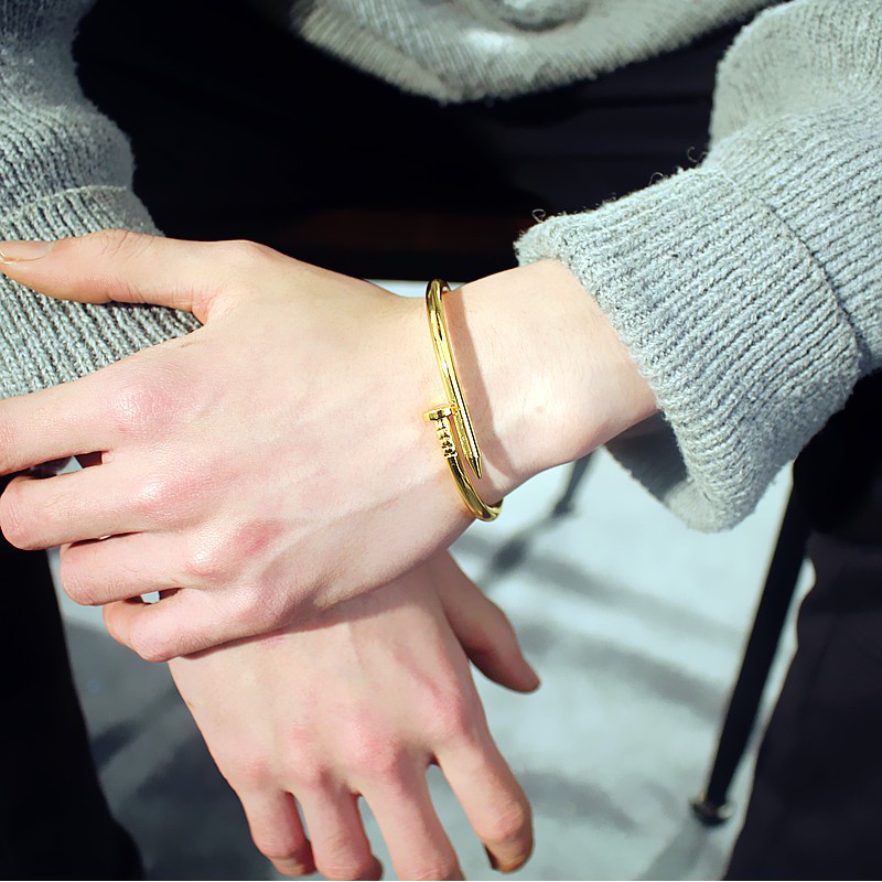 Vòng đeo tay unisex hình đinh nhiều màu