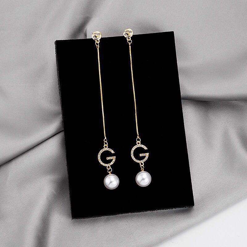 Hoa tai nữ tua rua chữ G