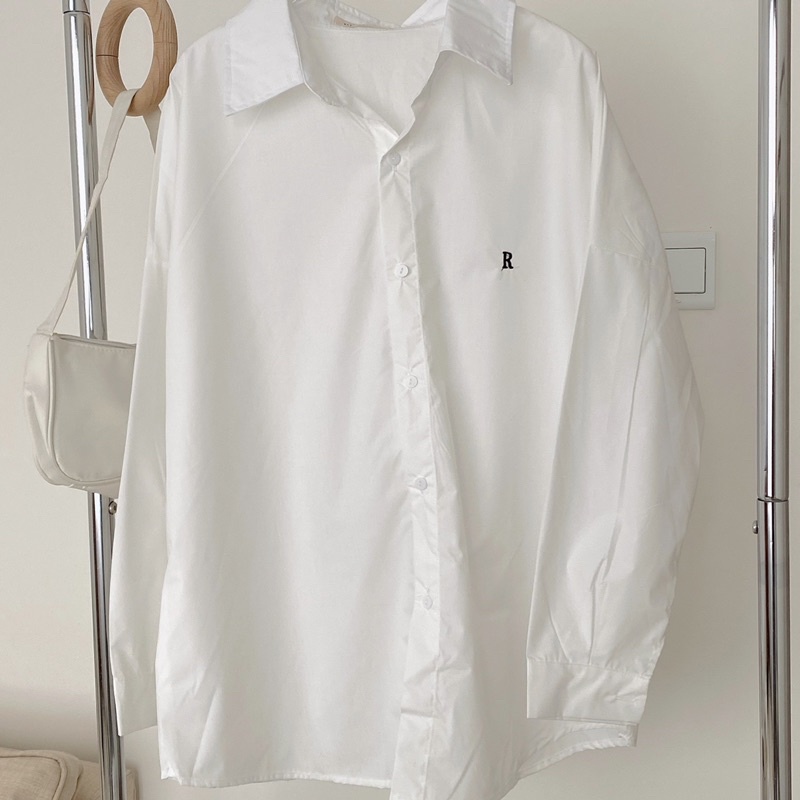 Áo sơ mi trắng thêu chữ dáng rộng/ áo sơ mi oversize