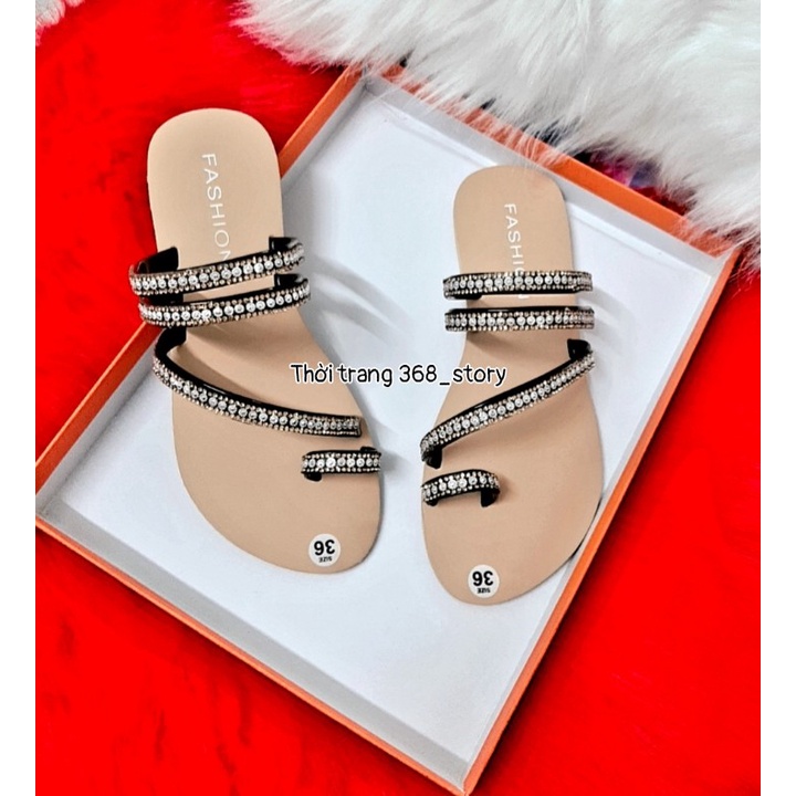 DÉP NỮ 3 QUAI NGANG ĐÍNH ĐÁ XOÀN TRỐNG CHƠN CHƯỢT GIÚP BƯỚC ĐI NHẸ NHÀNG THOẢI MÁI NÂNG NIU BÀN CHÂN VIỆT