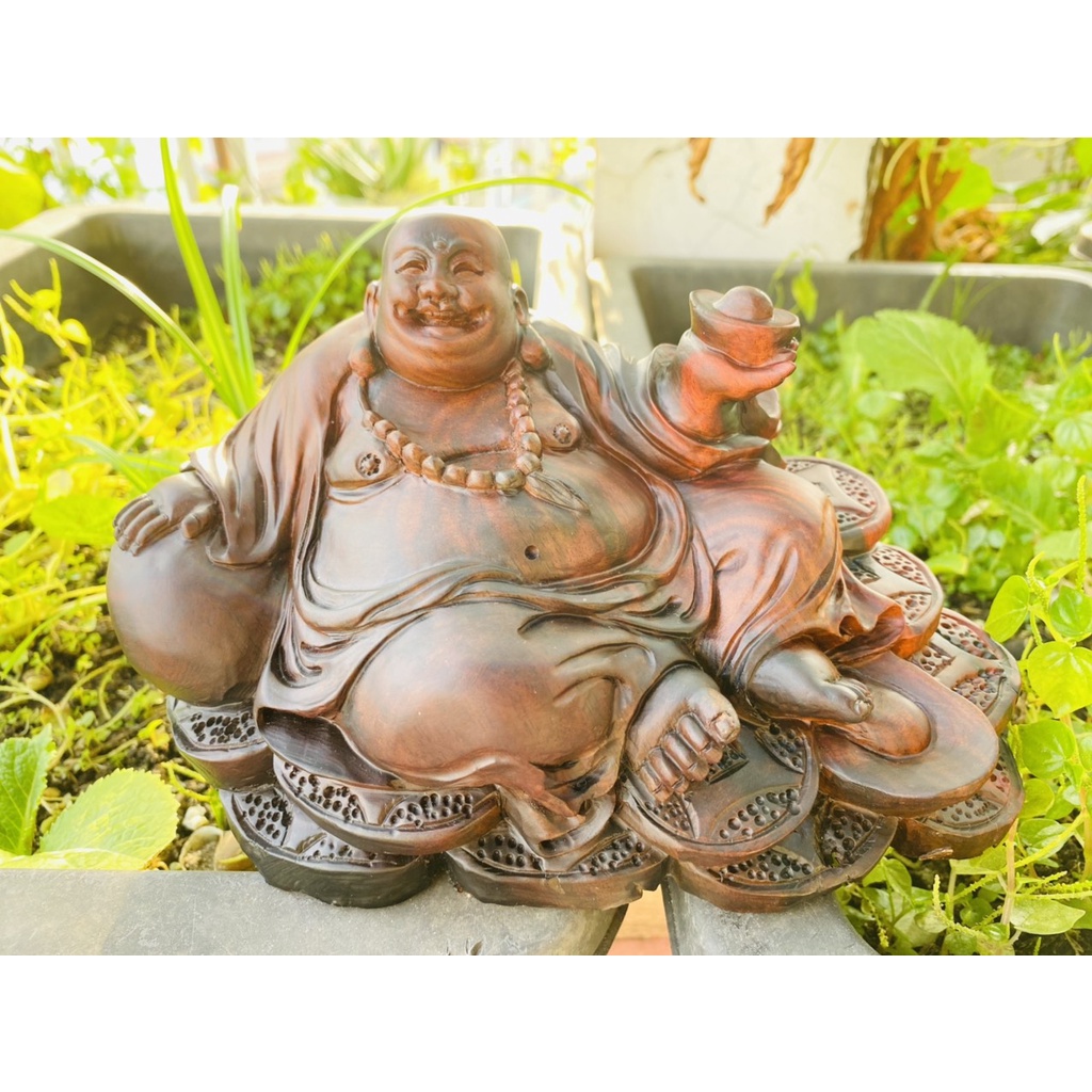 Tượng di lạc cầm thỏi vàng ( GỖ TRẮC)