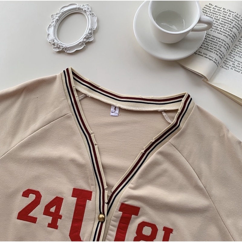 Set Áo Cardigan Cổ V In Chữ Xẻ Viền Và Chân Váy Lưng Thun Be Viền Xoắn