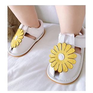 Sandanl hoa vàng đến nhựa cao cấp cho bé gái