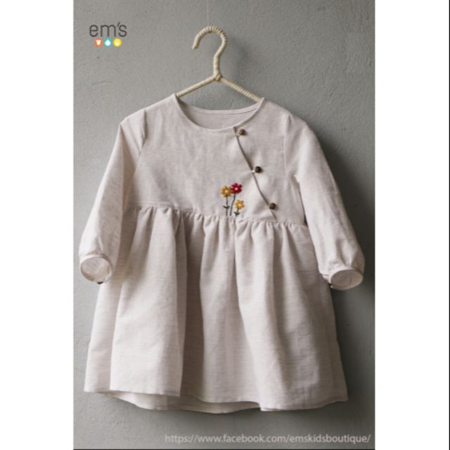 Váy linen thêu bé gái