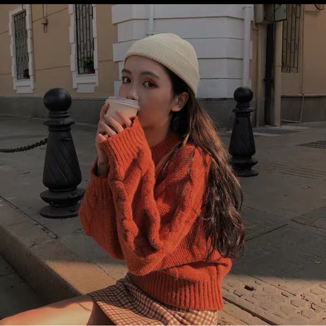 Áo len cam + chân váy kẻ caro