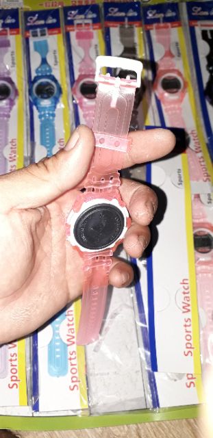 Chiếc vòng tay thời trang bằng nhựa có màn hình rất đẹp cho bé