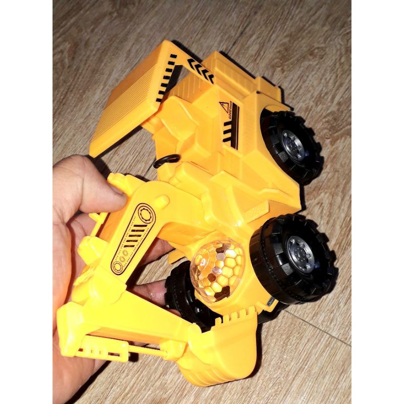 Một chiếc xe cạp mô hình bằng nhựa có nhạc và đèn led rất đẹp kích thước 22x18x12 cm_ tặng kèm pin