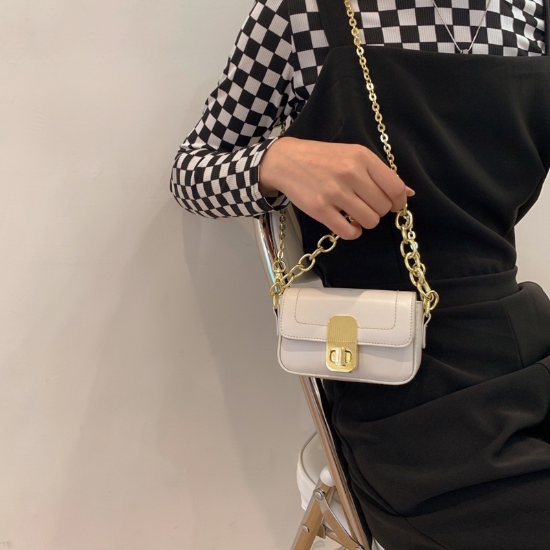 Túi đeo chéo mini khoá xoay phối xích màu vàng hàng hot mẫu mới