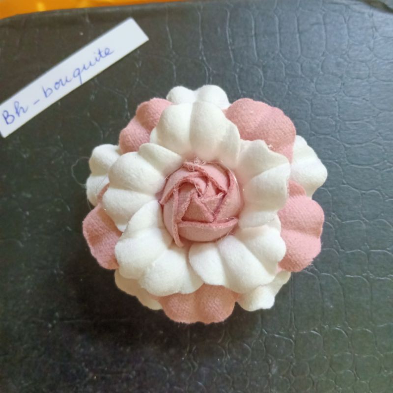 Hoa cài áo handmade chất liệu vải dạ phối 2 màu có ghim cài ở sau