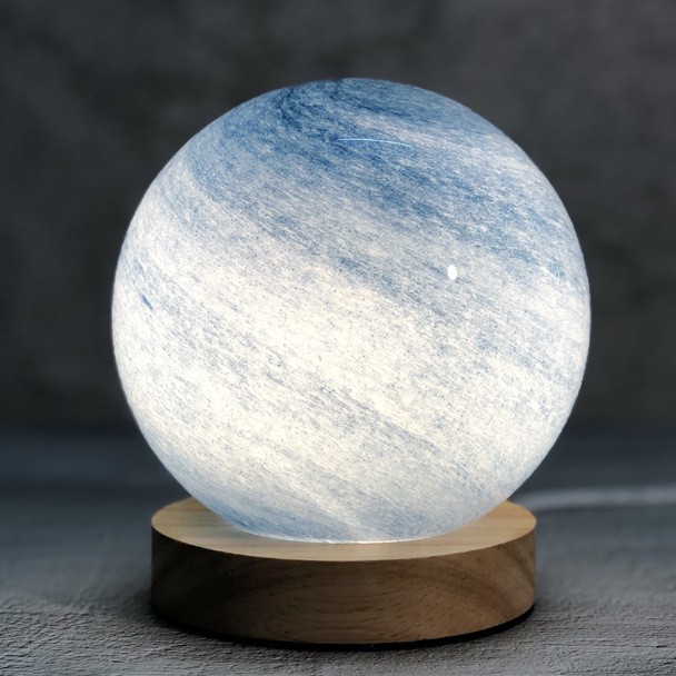 Đèn ngủ đế gỗ sồi mặt hình hành tinh làm từ thủy tinh độc đáo đáng yêu cho bé