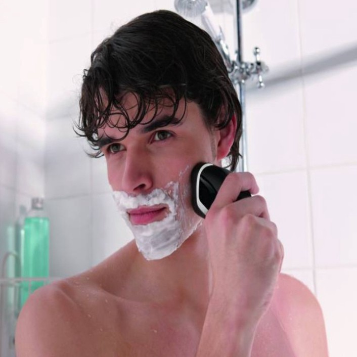 Sản Phẩm Máy Cạo Râu Thương Hiệu Cao Cấp Philips AT610. Đầu cạo thích hợp khô và ướt, lưỡi cạo bền bỉ. Bảo hành 24 tháng