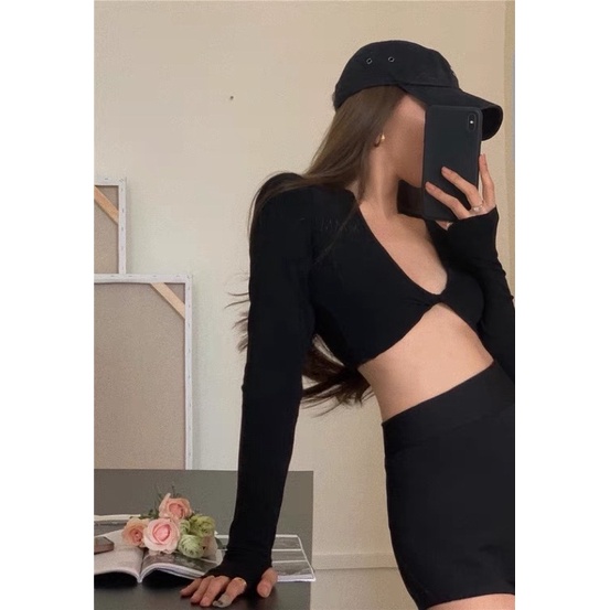 Croptop xoắn ngực tay dài xỏ ngón