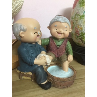 Tượng ông bà lão rửa chân a272