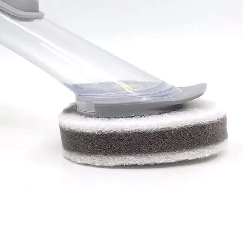 Cây cọ rửa kèm bình xịt đa năng.