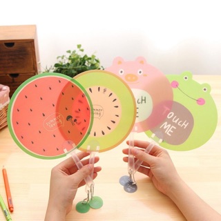 QUẠT NHỰA CẦM TAY HOẠT HÌNH XUA TAN NẮNG HÈ
