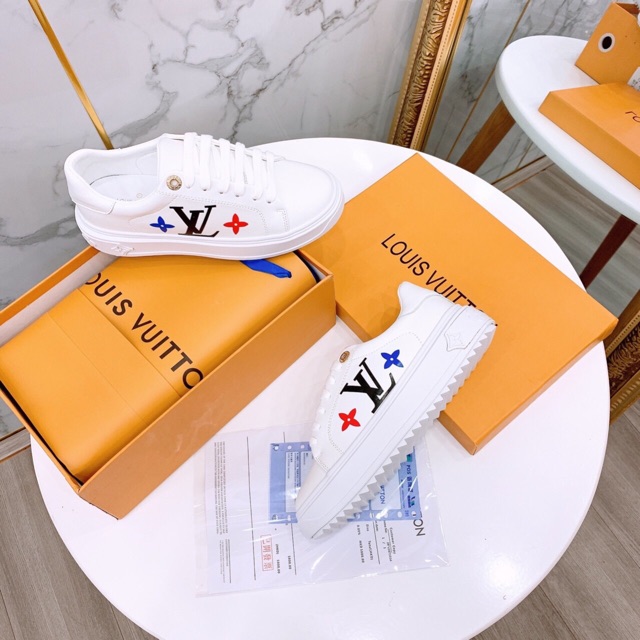 Giày thể thao mẫu mới