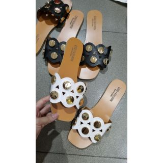 Dép đính kim loại